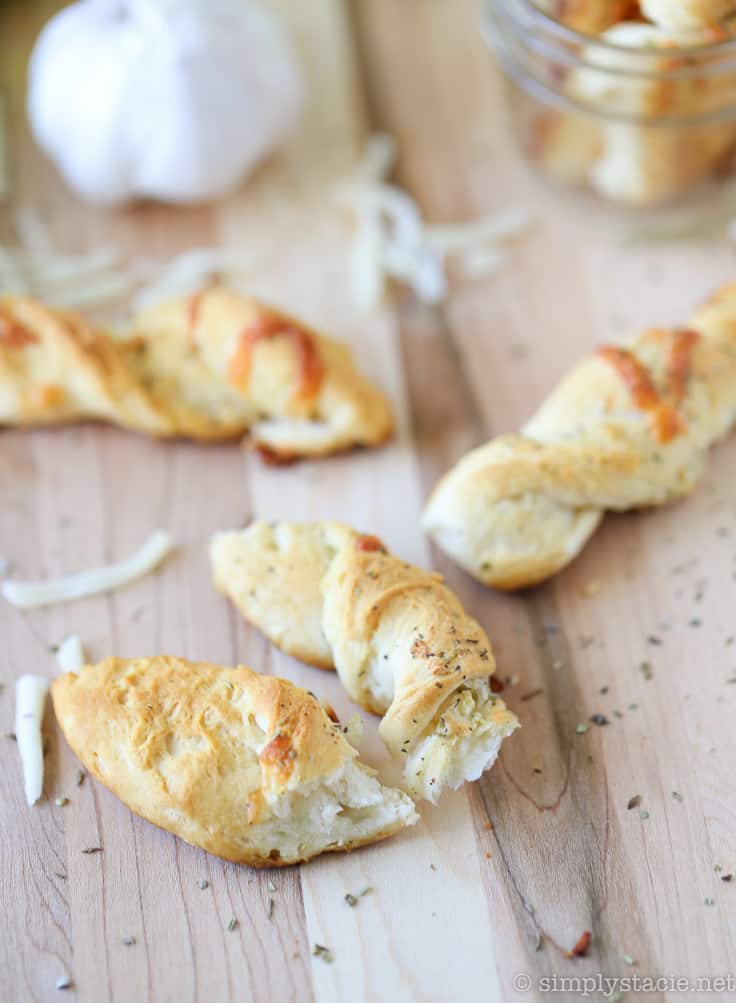 Easy Garlic Twists - This delicious recipe is a crowd favourite with only a few ingredients! Use refrigerated biscuits to save time. | simplystacie.net
