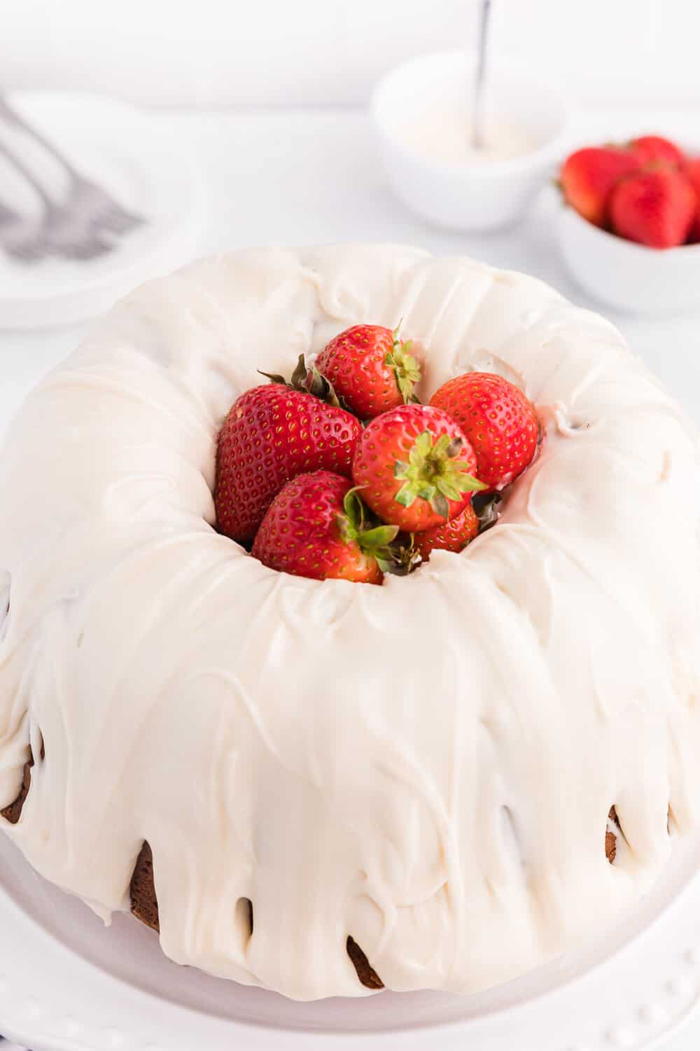 Vanilla Cream Cheese Cake with strawberries