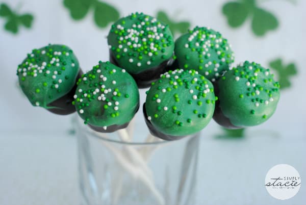 St. Patty's Day Marshmallow Pops - a simple treat for St. Patrick's day! No baking required.