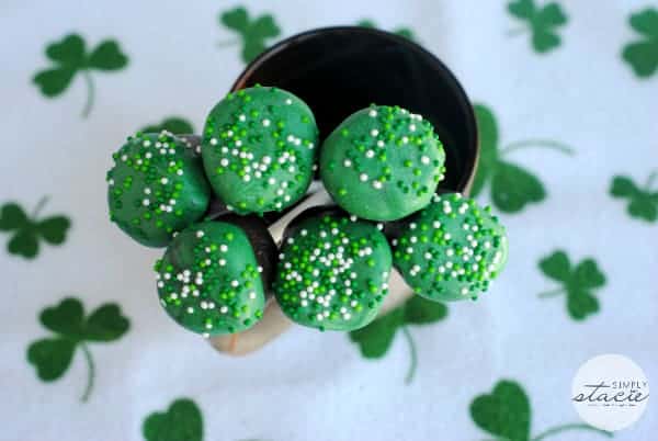St. Patty's Day Marshmallow Pops - a simple treat for St. Patrick's day! No baking required.