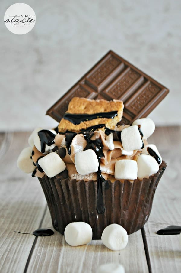 S'mores Overload Cupcakes - This cupcake has everything you love about s'mores.....without the campfire! Sweet marshmallows, graham crackers and chocolate cake base make these eye catching cupcakes pop.