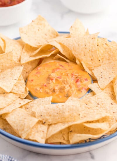 Chicken Queso Dip - It’s meaty, creamy and tastes amazing on top of a tortilla chips. This queso dip is seriously addicting!