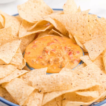 Chicken Queso Dip - It’s meaty, creamy and tastes amazing on top of a tortilla chips. This queso dip is seriously addicting!