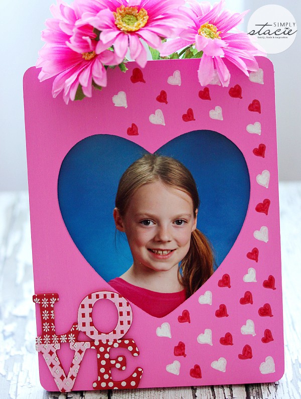 Valentine's Day Picture Frame - I love how easy this craft is to make and looks so pretty!