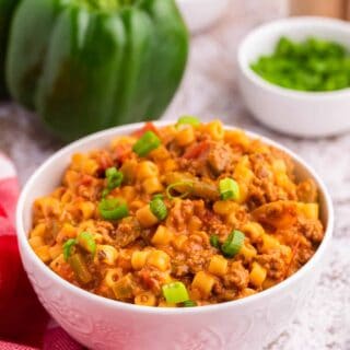 A bowl of unstuffed pepper pasta.