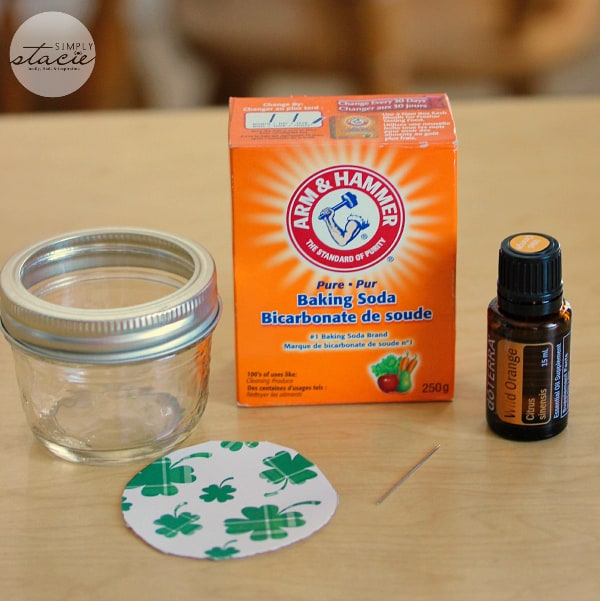 Baking Soda Air Freshener - 4 ways to make your home smell amazing using simple household items and essential oils.