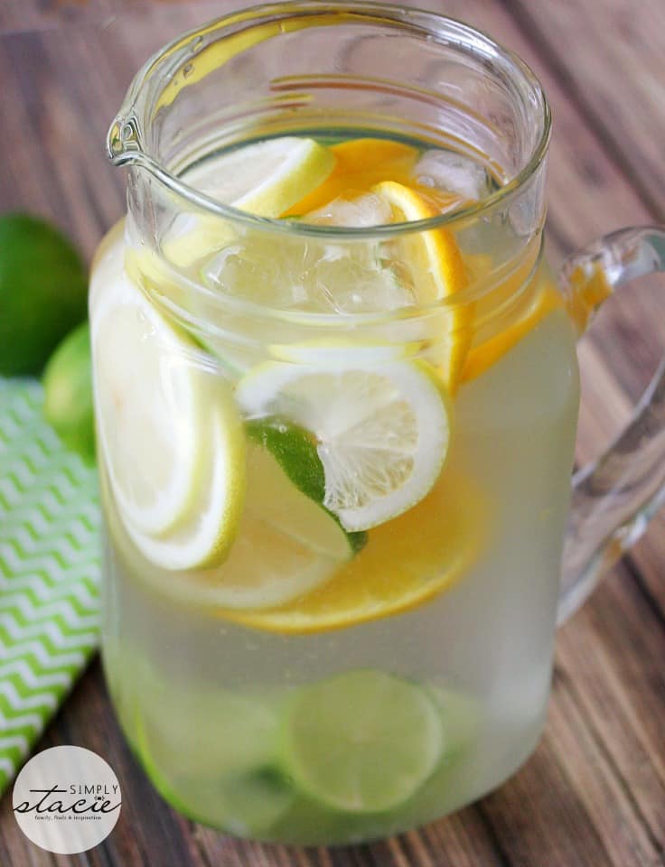  Citrus Bliss Infused Water - virkistävä ja helppo! Jäähdytä lasillisella kylmää vettä, joka on täytetty sitruunalla, limetillä ja appelsiiniviipaleilla.