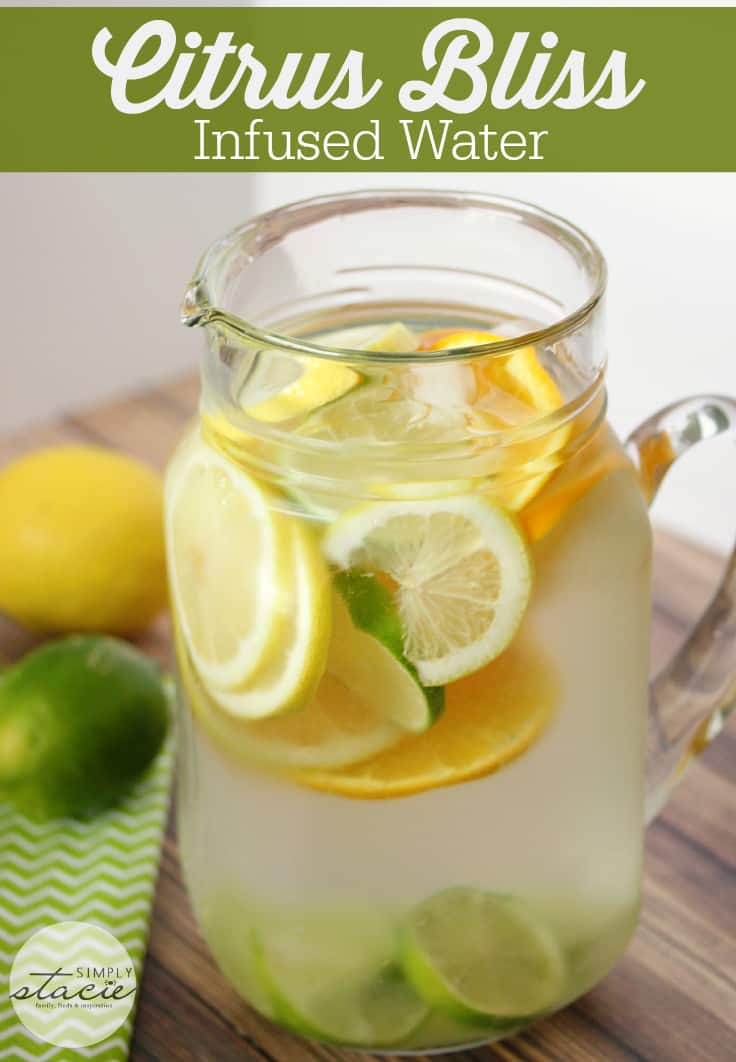 Citrus Bliss Infused Water - Dieses erfrischende infundierte Wasser ist der perfekte Weg, um einfaches altes Wasser zu verstärken. Frische Zitronen-, Limetten- und Orangenscheiben helfen Ihnen, hydratisiert und gesund zu bleiben!