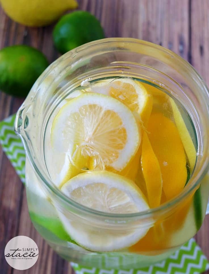 Citrus Bliss Infused Water - Dieses erfrischende infundierte Wasser ist der perfekte Weg, um einfaches altes Wasser zu verstärken. Frische Zitronen-, Limetten- und Orangenscheiben helfen Ihnen, hydratisiert und gesund zu bleiben!