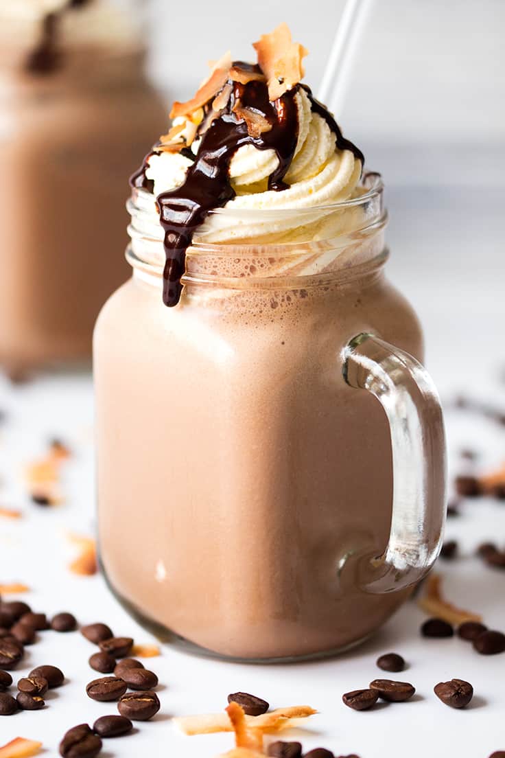 Mocha Coconut Frappuccino - un tratament de cafea cu gheață, demn de cafenea. Aromele de mocha și nucă de cocos se îmbină perfect în acest frappuccino rece și cremos.