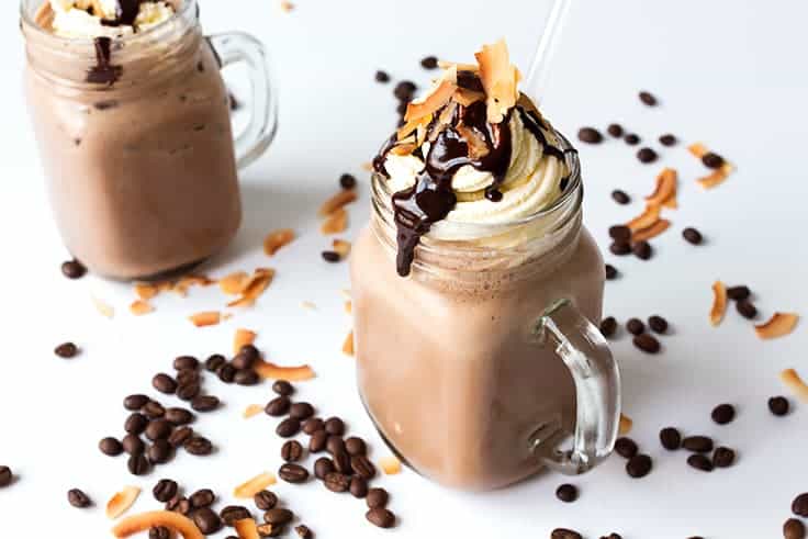 Mocha Coconut Frappuccino - en cafe-verdig, hjemme-avkjølt kaffe godbit. Smaken av mokka og kokos passer perfekt i denne kjølige og kremete frappuccino.