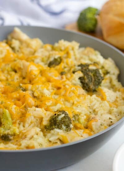 One-Pot Chicken & Broccoli Rice - Creamy, cheesy and filling AND on your dinner table in less than 30 minutes!