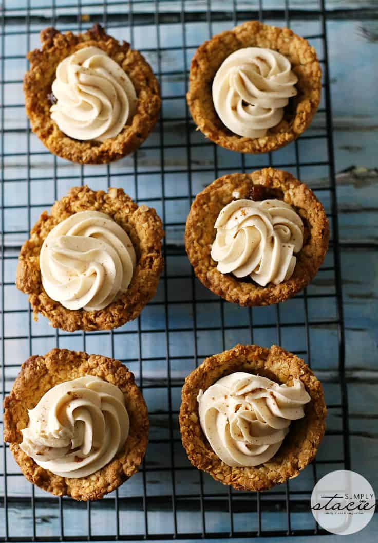 Oatmeal Raisin Cookie Cups - These bite-sized cookie cups are perfect for parties! Topped off with cream cheese frosting, they're an oatmeal raisin dream.