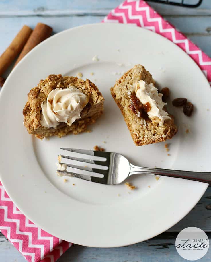 Oatmeal Raisin Cookie Cups - These bite-sized cookie cups are perfect for parties! Topped off with cream cheese frosting, they're an oatmeal raisin dream.