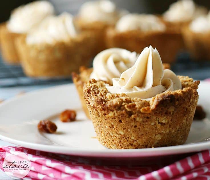 Oatmeal Raisin Cookie Cups - These bite-sized cookie cups are perfect for parties! Topped off with cream cheese frosting, they're an oatmeal raisin dream.