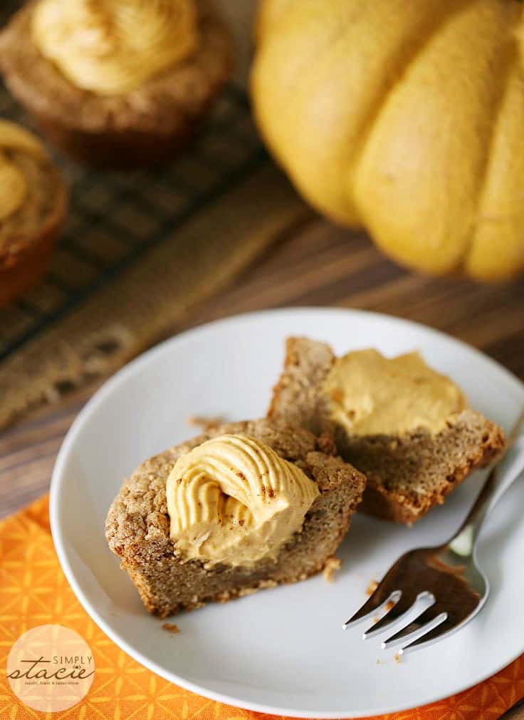 Pumpkin Spice Cake Cups - Calling all pumpkin spice lovers! These delicious spice cake cups are filled to the brim with sweet pumpkin spice cheesecake filling for a delicious and decadent fall dessert.