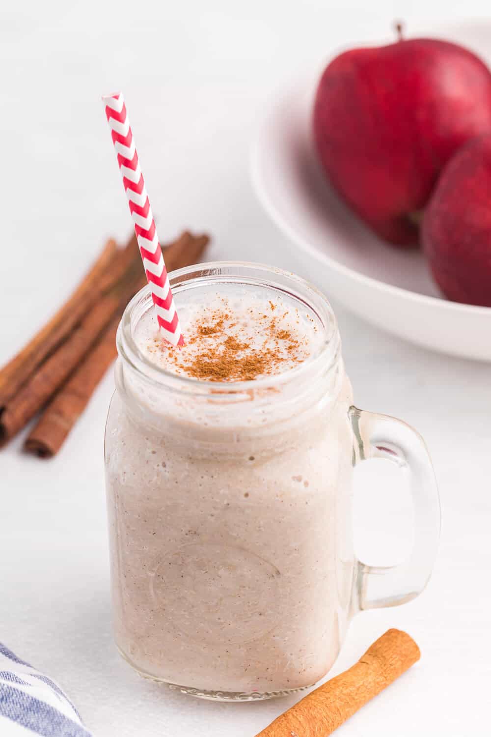 Apple Spice Smoothie - The secret ingredient in this thick and delicious smoothie is oats! A great way to add some fibre to your day, and it tastes amazing.