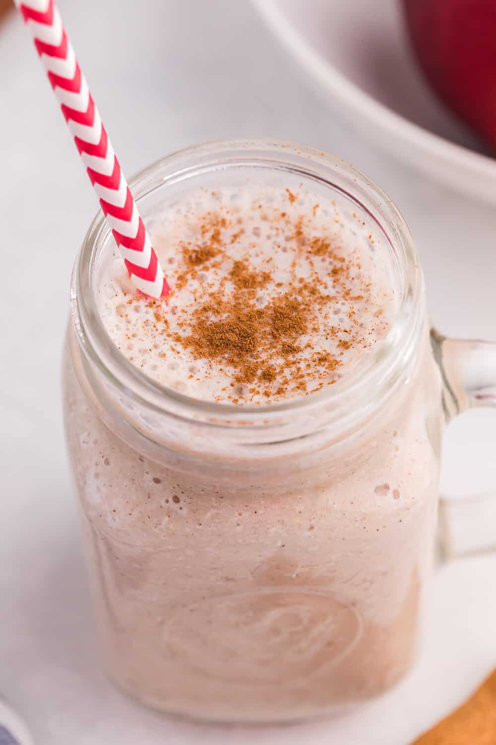 Apple Spice Smoothie - The secret ingredient in this thick and delicious smoothie is oats! A great way to add some fibre to your day, and it tastes amazing.