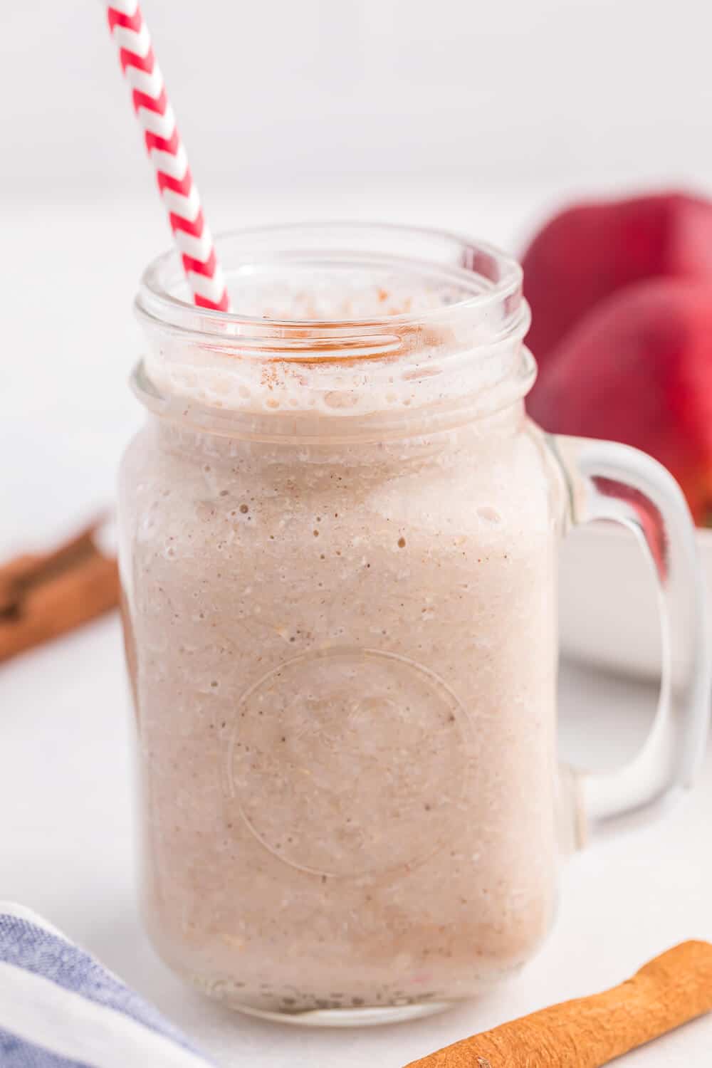 Apple Spice Smoothie - The secret ingredient in this thick and delicious smoothie is oats! A great way to add some fibre to your day, and it tastes amazing.