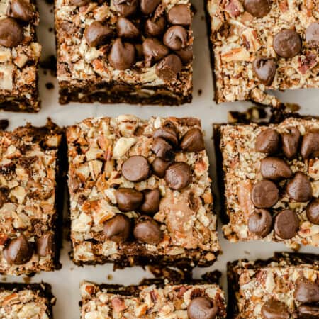 Caramel Bacon Brownies - Bacon for the win in this chocolatey treat! This dessert recipe is rich, sweet and easy to make.