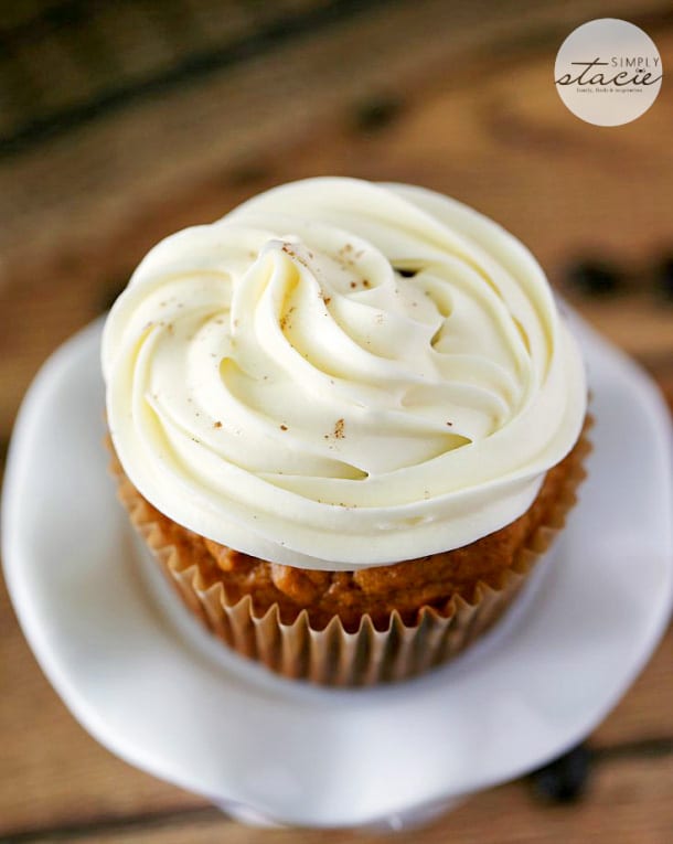 Pumpkin Spice Latte Cupcakes - Bring on the pumpkin spice! Have your coffee and your dessert too with these delicious fall cupcakes.