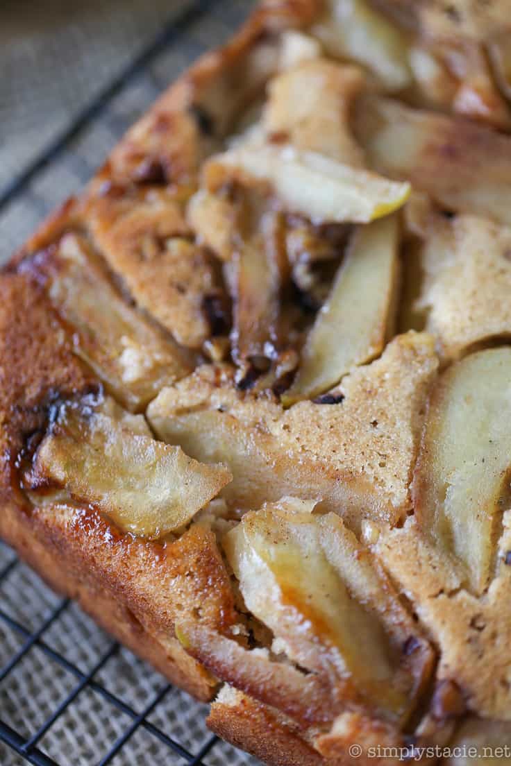 Apple Upside Down Cake - You've had pineapple, now try apple! This amazing fall take on a classic dessert will wow at every holiday and potluck.