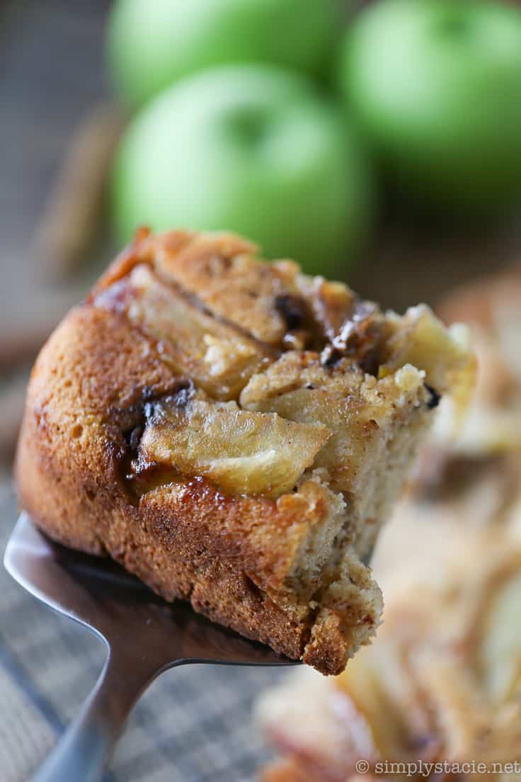 Apple Upside Down Cake - You've had pineapple, now try apple! This amazing fall take on a classic dessert will wow at every holiday and potluck.