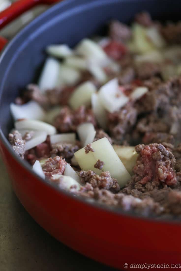 Healthy Shepherd's Pie - A comfort food classic recipe gets a makeover. This Healthy Shepherd's Pie has a mashed cauliflower topping and fibre filled filling. Delish!