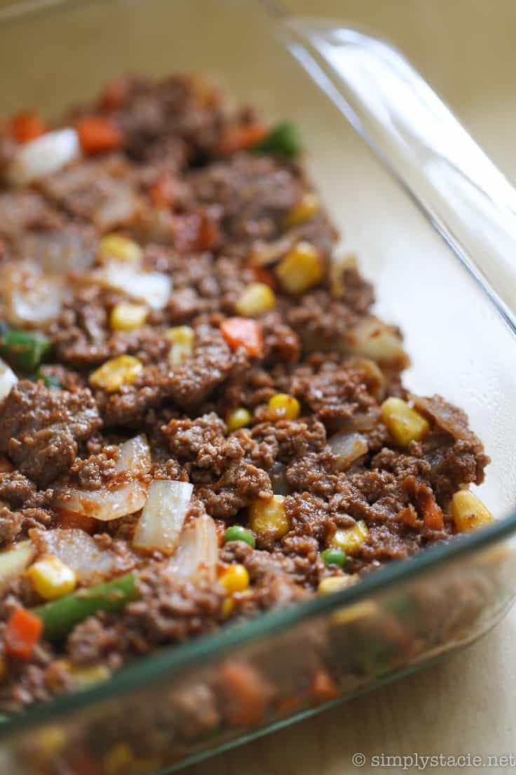 Healthy Shepherd's Pie - A comfort food classic recipe gets a makeover. This Healthy Shepherd's Pie has a mashed cauliflower topping and fibre filled filling. Delish!