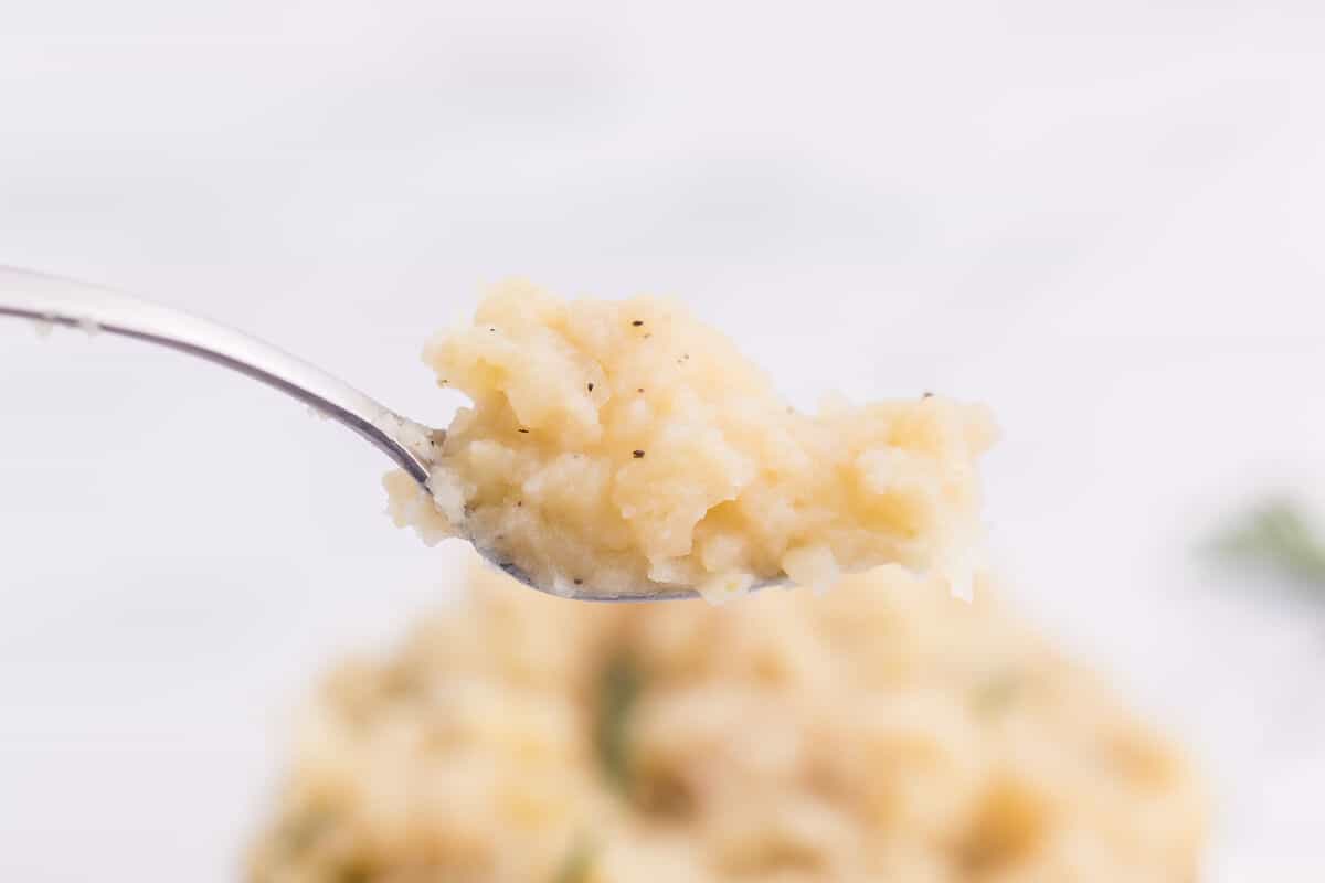 Slow Cooker Rosemary Garlic Mashed Potatoes - Make the creamiest mashed potatoes in your Crockpot! You'll love the rich, garlicky flavor in every bite for a delicious fall side dish.