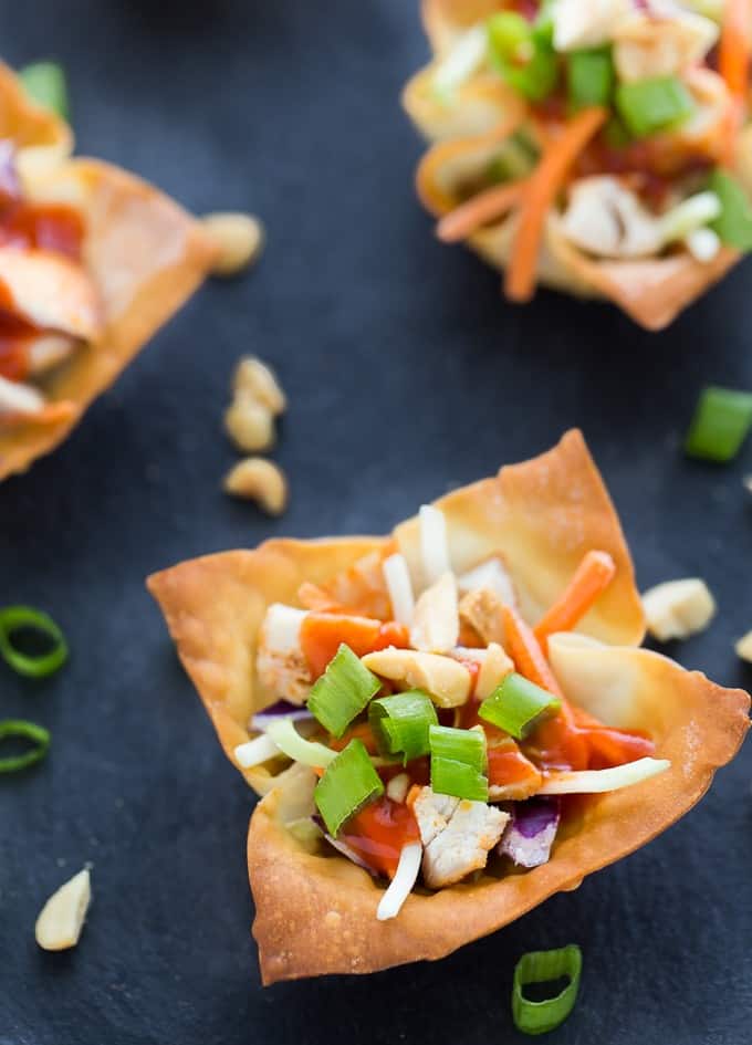 Thai Sriracha Chicken Salad Wonton Cups - Fresh, crunchy and spicy! Serve these yummy summer appetizers at your next BBQ.