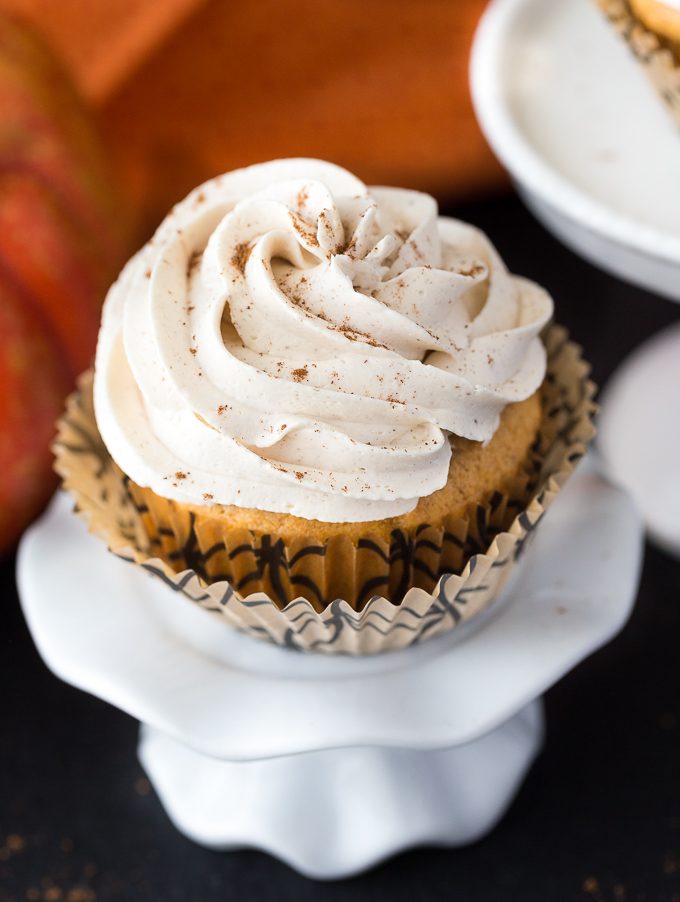 Pumpkin Pie Cupcakes - Tastes like a piece of pumpkin pie, but in a cupcake form! It even has a pie crust at the bottom and sweet pumpkin pie filling inside.