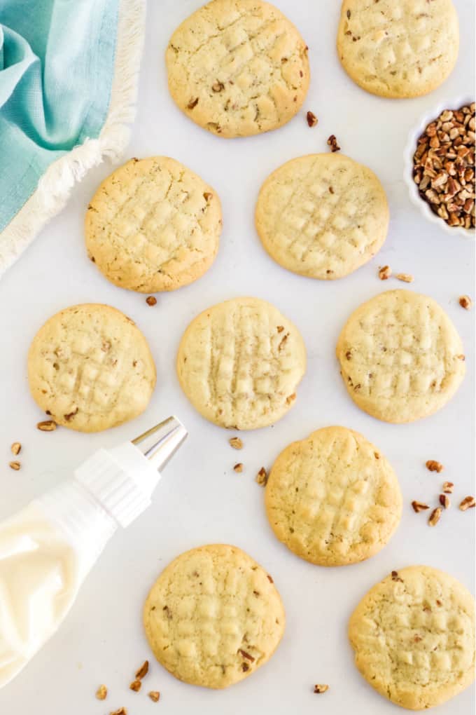 Pecan Cookies with Cream Cheese Filling - Think sugar cookies with a decadent nutty flavour and rich, smooth cream cheese frosting.