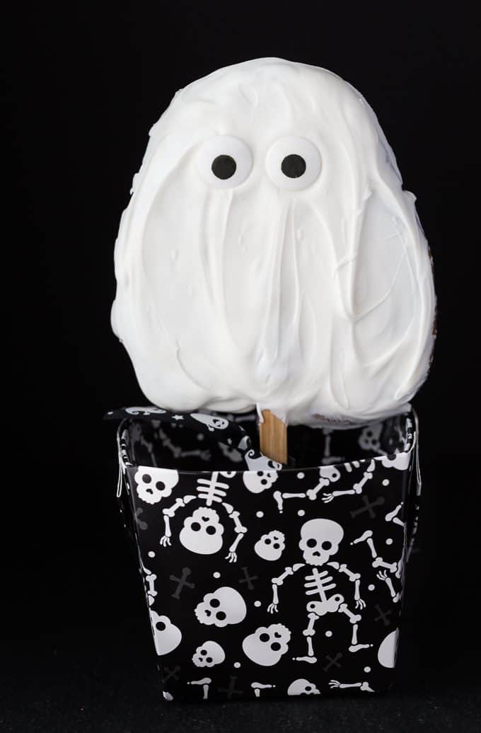 Ghost Cookies on a Stick - Spooky treats that are easy to make and fun to eat!