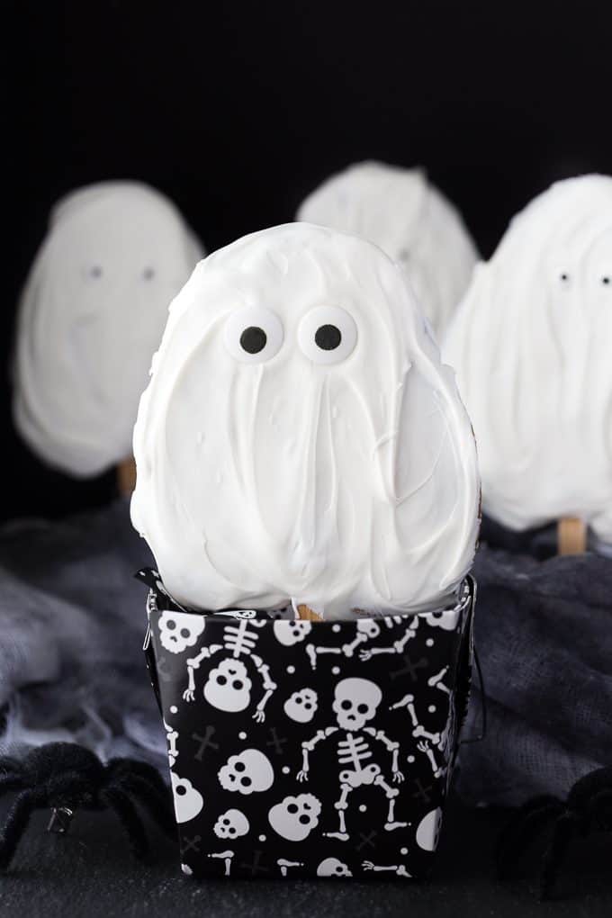 Ghost Cookies on a Stick - Spooky treats that are easy to make and fun to eat!