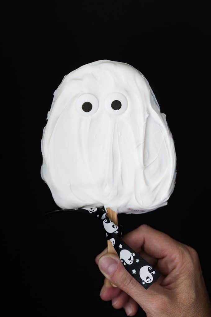 Ghost Cookies on a Stick - Spooky treats that are easy to make and fun to eat!