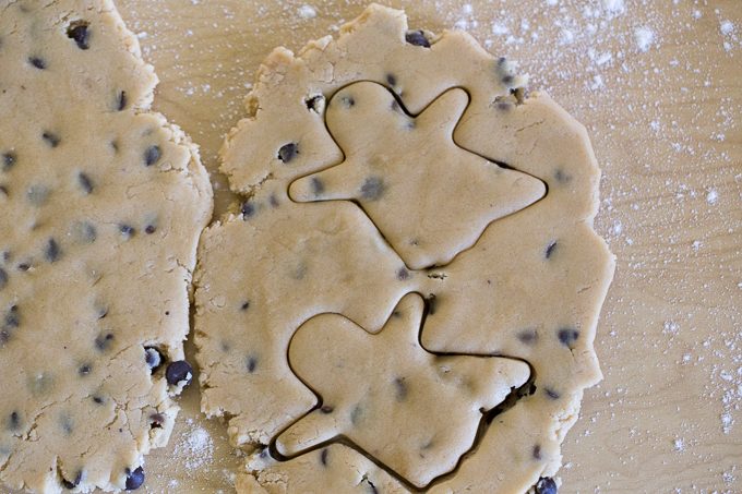 Ghost Cookies on a Stick - Spooky treats that are easy to make and fun to eat!