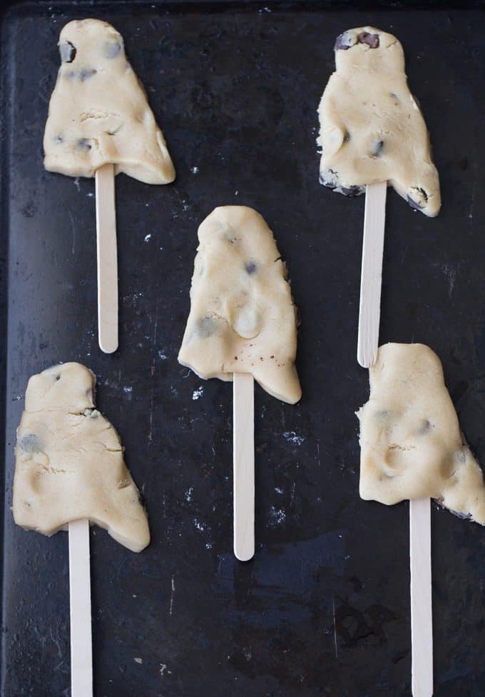 Ghost Cookies on a Stick - Spooky treats that are easy to make and fun to eat!