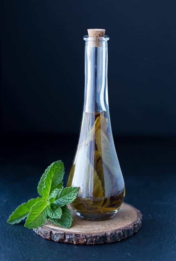 Homemade Mint Extract - This homemade extract is easy to make and makes a lovely DIY gift! 