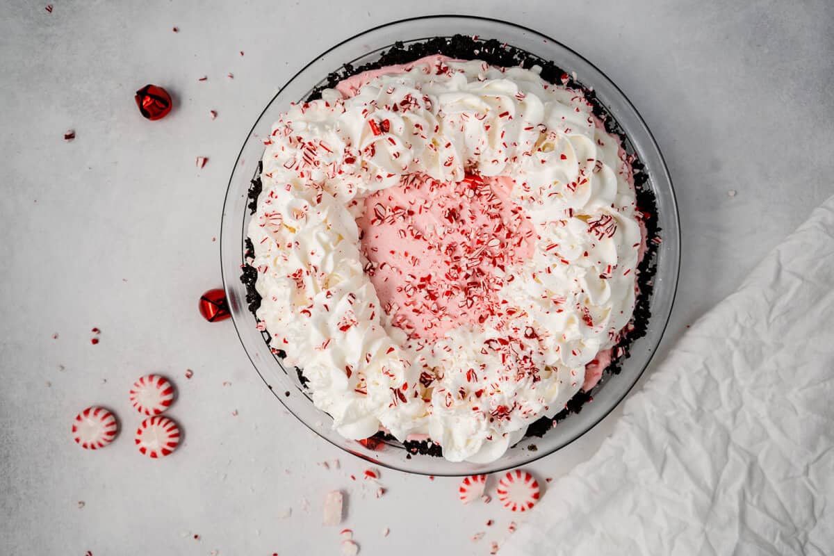 No-Bake Peppermint Pie - This dessert recipe will quickly become a holiday favorite! It combines subtle peppermint flavor with marshmallows, whipped cream and a chocolate sandwich cookie crust. Yum!