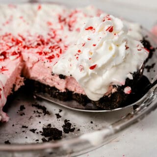 No-Bake Peppermint Pie - This dessert recipe will quickly become a holiday favorite! It combines subtle peppermint flavor with marshmallows, whipped cream and a chocolate sandwich cookie crust. Yum!