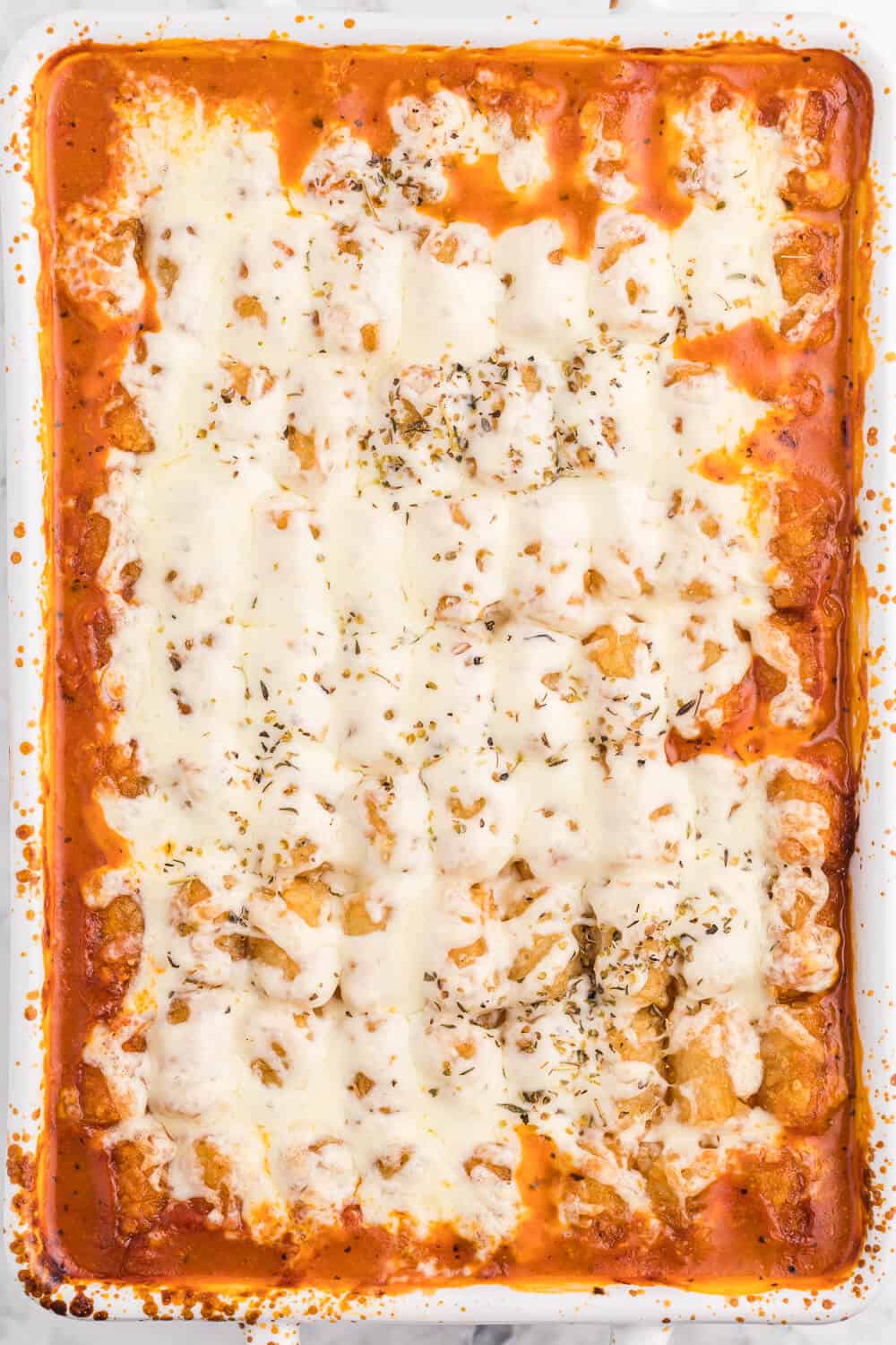 Lasagna Tater Tot Casserole - This kid friendly family dinner recipe uses tater tots to replace the traditional noodles layer - a delicious twist on a family favourite!