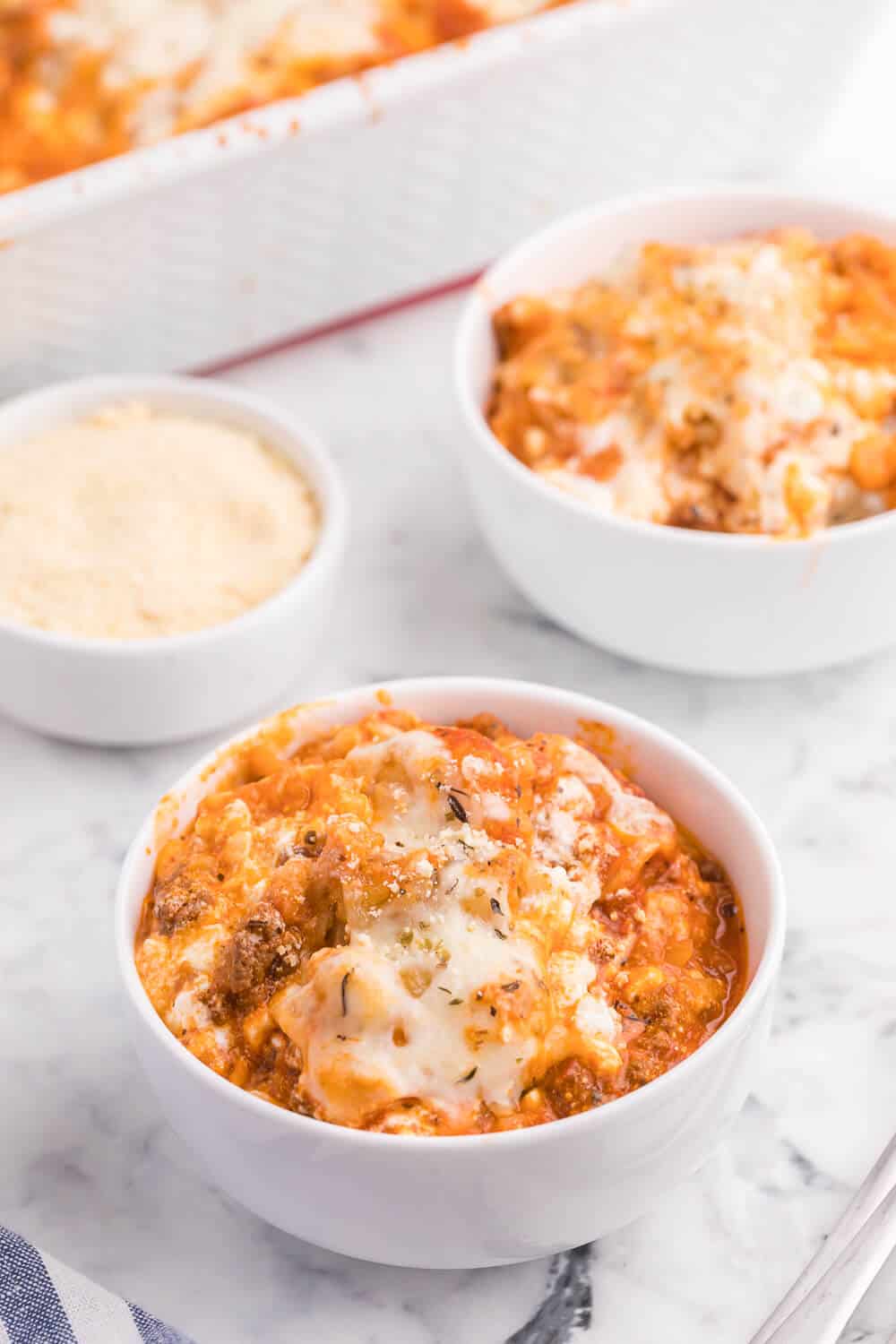 Lasagna Tater Tot Casserole - This kid friendly family dinner recipe uses tater tots to replace the traditional noodles layer - a delicious twist on a family favourite!