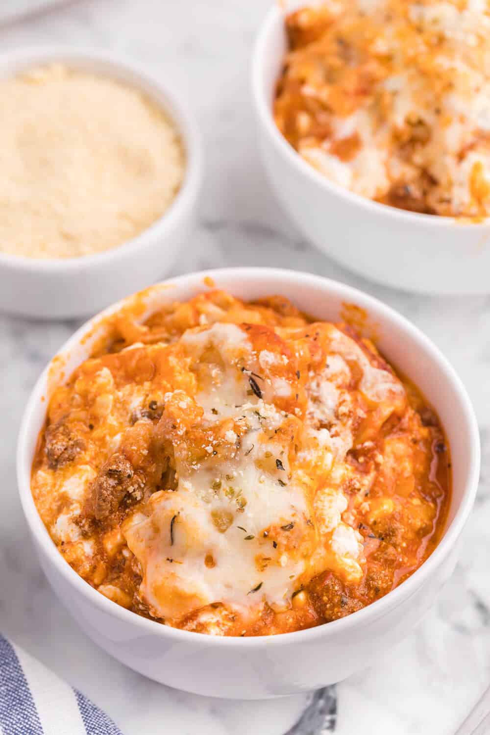 Lasagna Tater Tot Casserole - This kid friendly family dinner recipe uses tater tots to replace the traditional noodles layer - a delicious twist on a family favourite!