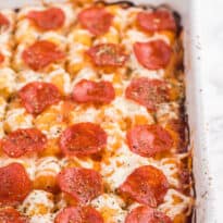 Pizza Tater Tot Casserole - This one is a surefire hit with kids and kids at heart. With a tater tot base, topped with all of your family's favourite pizza flavours, this is a great alternative for pizza night!