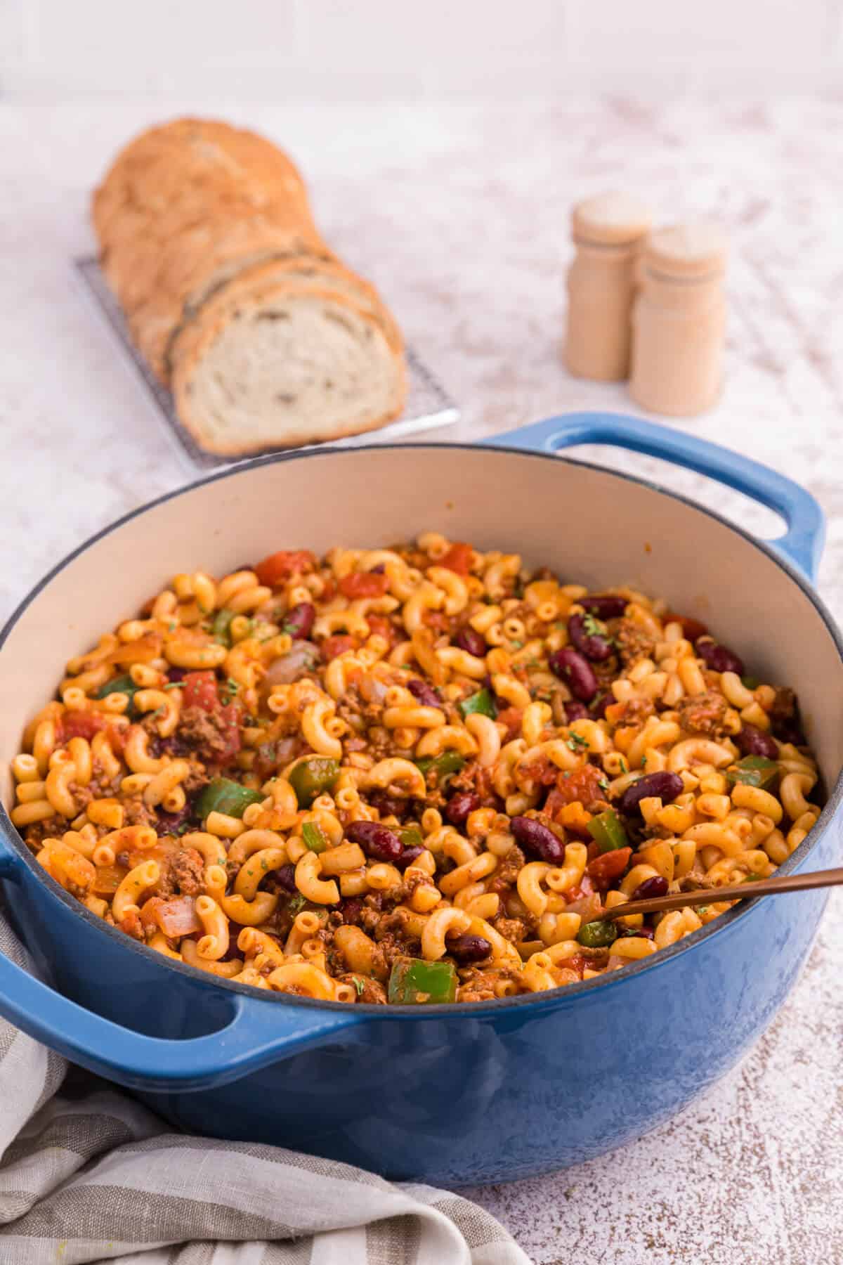 Chili macaroni in a blue pot.