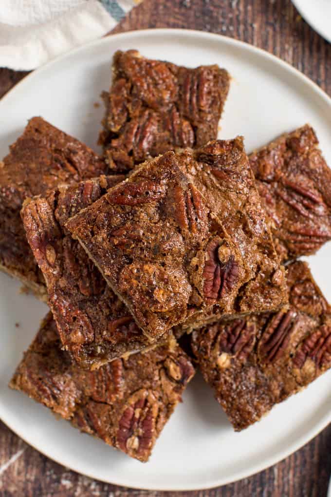 Maple Pecan Squares - Ooey gooey YUM! This easy bar recipe is a cross between a butter tart and pecan pie. Prepare to lick your fingers from this mouthwatering dessert.