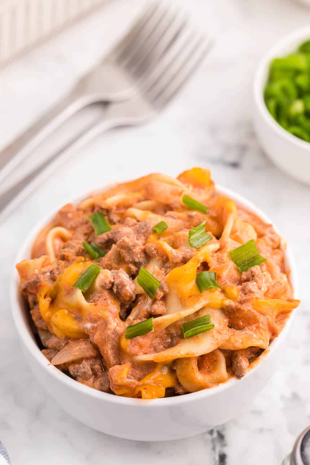 Beef Noodle Bake - This beefy pasta casserole, with crowd pleasing flavours of cheese, garlic and sour cream, is the perfect make-ahead dish for feeding a large group.