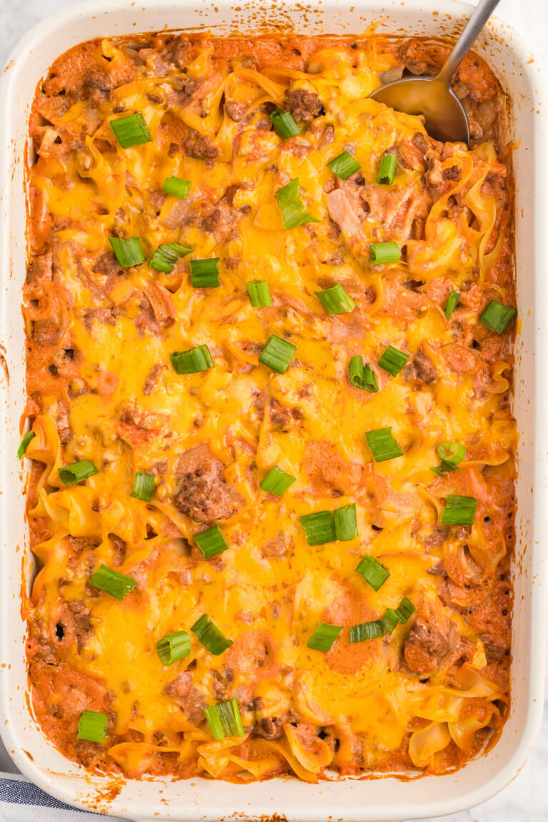 Beef Noodle Bake - This beefy pasta casserole, with crowd pleasing flavours of cheese, garlic and sour cream, is the perfect make-ahead dish for feeding a large group.