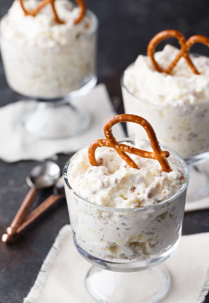 Le bretzel Fluff à l'ananas - Un simple dessert sucré et salé ! Une friandise crémeuse emballée avec un croquant beurré et salé.